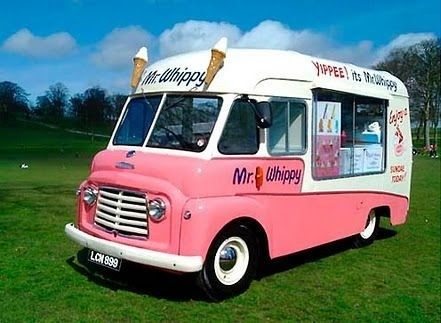 Rosa veteraniserad glassbil med texten Mr Whippy på en gräsplan
